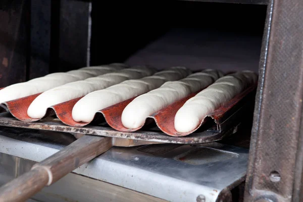 Baker Colocando Massa Pão Forno Foco Seletivo Processo Fabricação Pão — Fotografia de Stock