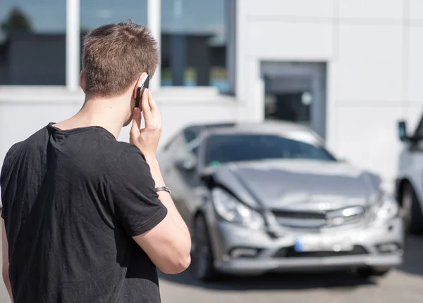 Mladý Muž Telefonu Autonehodě — Stock fotografie