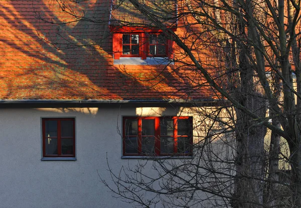 Wohnhaus Mit Roten Fenstern Von Wintersonne Angestrahlt — Photo