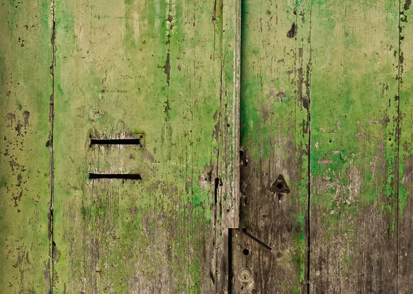 Detal Zielonych Starych Drewnianych Drzwi Gniazdami Poczty — Zdjęcie stockowe