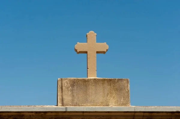 Vieja Cruz Cristiana Mediterránea Hecha Piedra Contra Cielo Azul — Foto de Stock