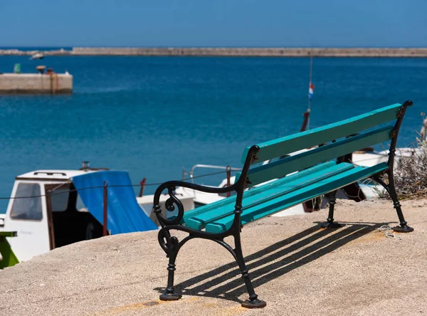 Leere Bank Vor Einer Kleinen Mediterranen Oase Kroatien — Stockfoto