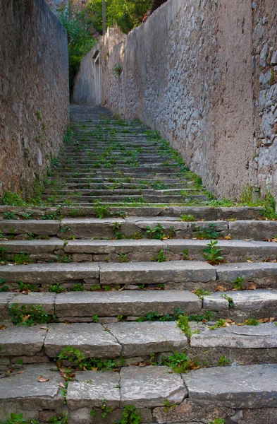 Escadas Antigas Uma Passarela Fora Uma Aldeia Mediterranean — Fotografia de Stock
