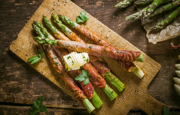 Vue Angle Élevé Des Lances Asperges Enveloppées Dans Bacon Avec — Photo