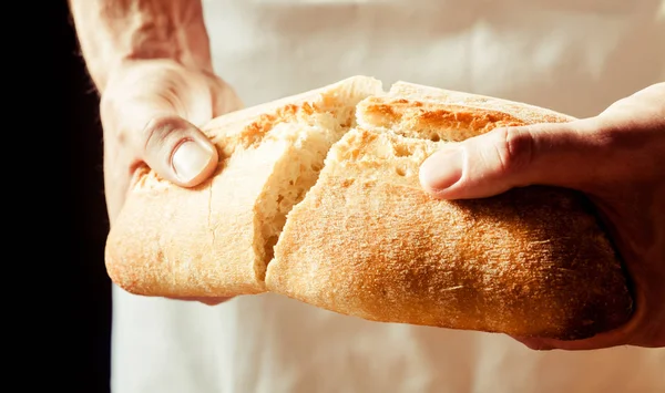 Чоловік Розбиває Хліб Свіжоспеченого Білого Хліба Руками Коли Готується Насолодитися — стокове фото