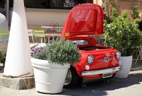 Ein Rotes Auto Der Stadt — Stockfoto