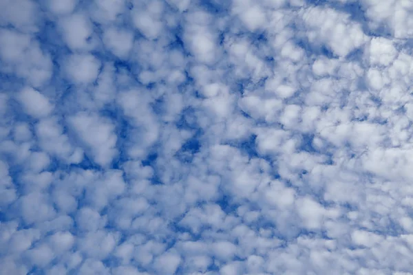 Akşamları Küçük Beyaz Bulutlar Koyu Mavi Bölgelerle Dolu Bir Gökyüzü — Stok fotoğraf