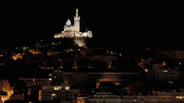 夜になるとマルセイユのノートル アルジェ — ストック写真