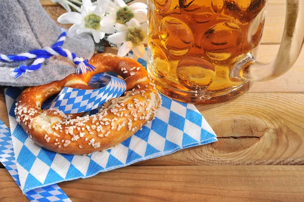 Ursprungliga Bayerska Kringla Med Oktoberfest Stein Och Traditionell Hatt — Stockfoto