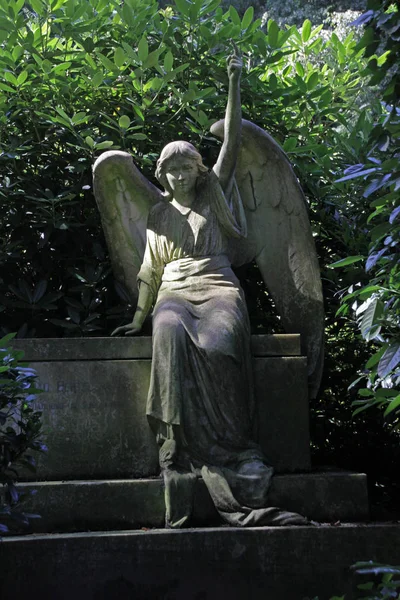 Estátua Uma Jovem Mulher Cemitério — Fotografia de Stock