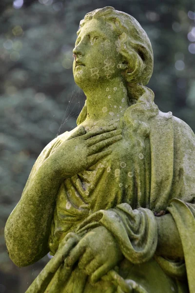 Estatua Una Joven Cementerio —  Fotos de Stock