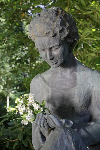 Statue Une Jeune Femme Dans Cimetière — Photo