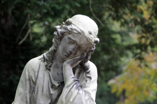 墓地にいる若い女性の像 — ストック写真