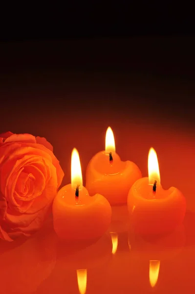Τρία Λαμπερά Ροζ Κεριά Σχήμα Καρδιάς Ροζ Τριαντάφυλλο Κόκκινο Φως — Φωτογραφία Αρχείου