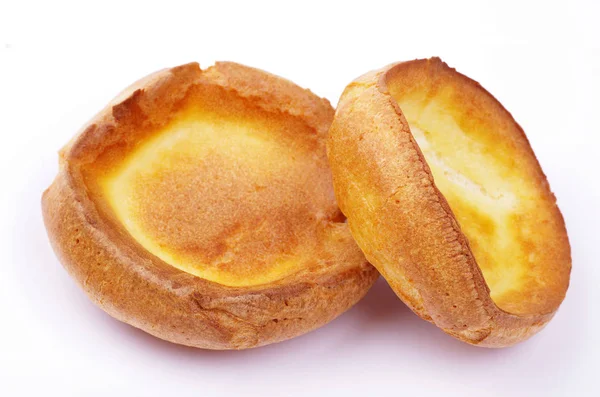 Zwei Traditionelle Englische Yorkshire Puddings Auf Weißem Hintergrund — Stockfoto