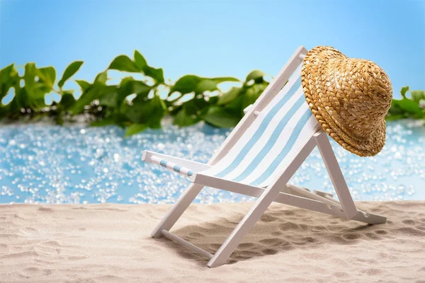 Miniatura Lehátka Slunečníkem Před Lagunou Symbolizující Relaxaci Pláži — Stock fotografie