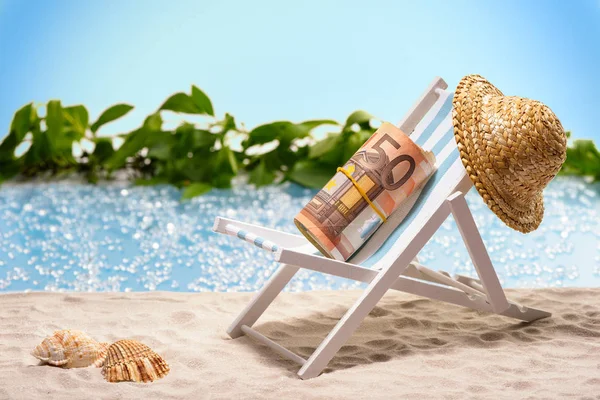 휴가중인 유로짜리 지폐들 해변에 앞에서 일광욕을 사람에게 — 스톡 사진