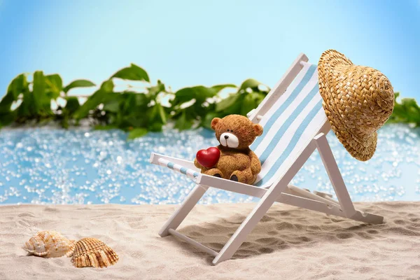 Ciepłe Pozdrowienia Wakacji Miniatura Leżaka Plaży Małym Misiaczkiem Czerwone Serce — Zdjęcie stockowe