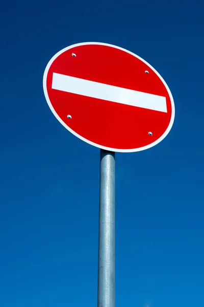 Průchod Zakázané Dopravní Značky Před Modrou Oblohou — Stock fotografie