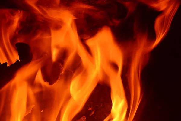 燃える火 燃えるオレンジ色の赤い火 — ストック写真