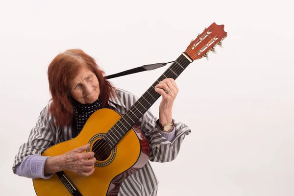 Engraçado Senhora Idosa Joga Apaixonado Uma Guitarra Acústica Clássica — Fotografia de Stock