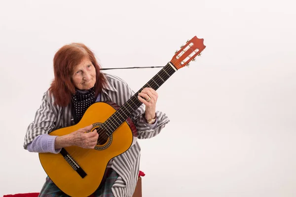 Engraçado Senhora Idosa Joga Apaixonado Uma Guitarra Acústica Clássica — Fotografia de Stock