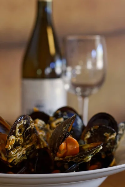Muschelteller Mit Wein Und Glas Auf Hintergrund — Stockfoto