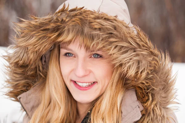 Kışın Kürk Şapkalı Kadın — Stok fotoğraf