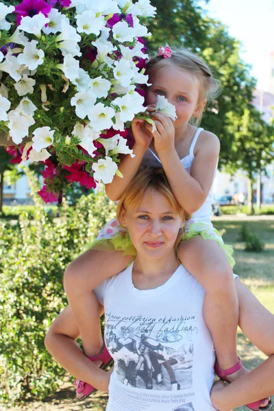 Anyja Sok Virág Város Parkjában Lánya — Stock Fotó