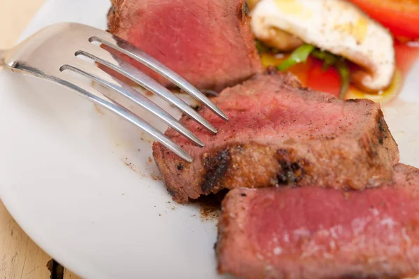 Filete Ternera Mignon Parrilla Con Verduras Frescas Lado Setas Tomate —  Fotos de Stock