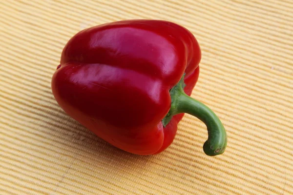 Pimiento Rojo Sobre Fondo Madera — Foto de Stock