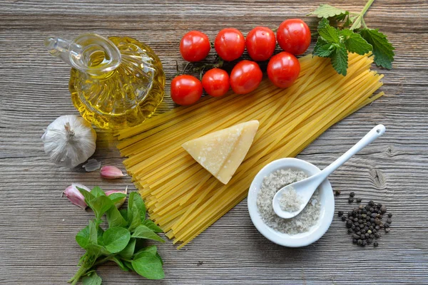 Massa Tomate Parmesão Fundo Madeira — Fotografia de Stock