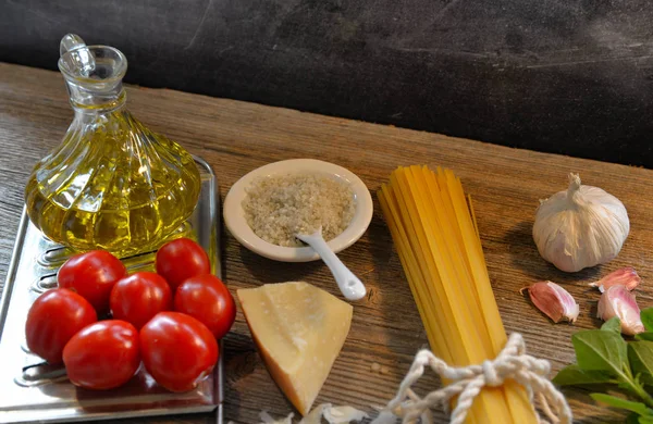 Pasta Tomaat Parmezaanse Kaas Houten Achtergrond — Stockfoto