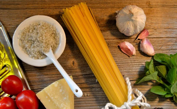 Pasta Tomaat Parmezaanse Kaas Houten Achtergrond — Stockfoto