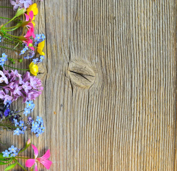 Blumen Auf Einem Holzbrett — Stockfoto