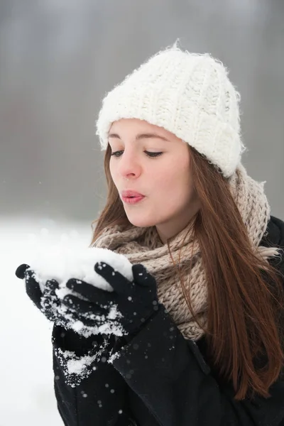 Kobieta Śniegu Wywiewa Śnieg Rąk — Zdjęcie stockowe