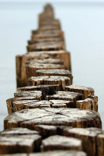 Stos Drewnianych Klocków Tle Morza — Zdjęcie stockowe