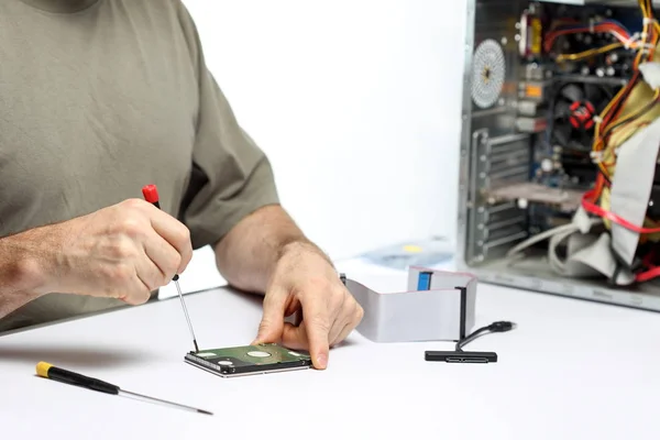 Primo Piano Uomo Che Utilizza Computer Laboratorio — Foto Stock