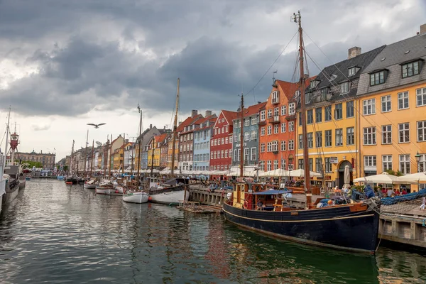 Łodzie Statki Spokojnym Huraganie Nyhavn Kopenhaga Dania Nyhavn Jest Nabrzeże — Zdjęcie stockowe