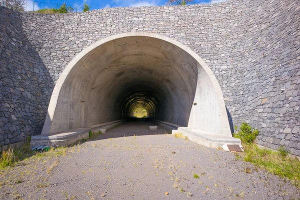 바깥을 수있는 터널에서 — 스톡 사진