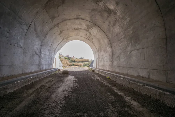 Half Afgewerkte Tunnel Met Uitzicht Naar Buiten — Stockfoto