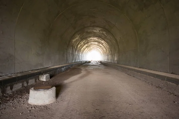 Half Afgewerkte Tunnel Met Uitzicht Naar Buiten — Stockfoto