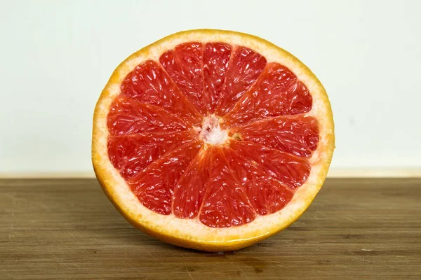 Grapefruit Metade Placa Madeira — Fotografia de Stock