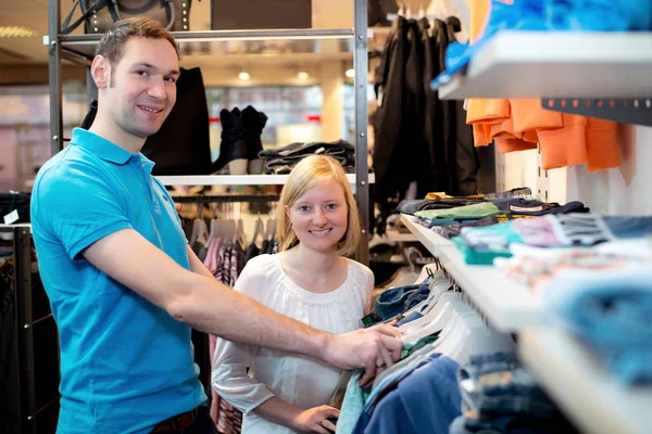 Joven Pareja Tienda Ropa Busca Nuevo Vestido — Foto de Stock