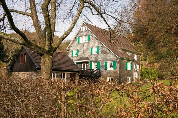 Haus Mit Grüner Aufprallladung — Stockfoto