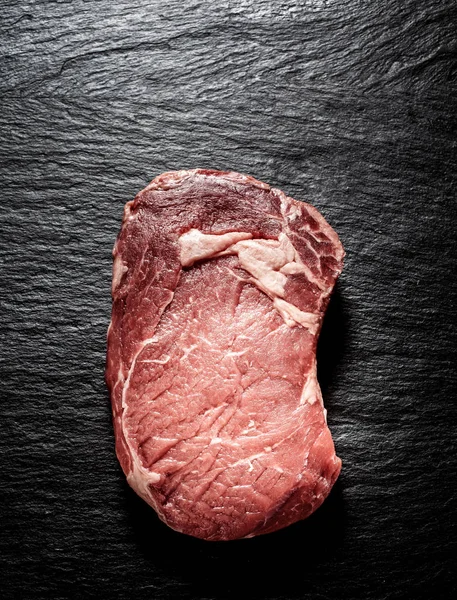 Koyu Gri Yüzeyde Yüksek Açı Mermer Biftek Gözlü Biftek Görünümü — Stok fotoğraf