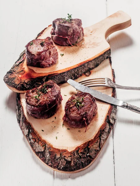 Ψητά Και Καρυκευμένα Μενταγιόν Venison Steak Σερβίρεται Ρουστίκ Ξύλινες Σανίδες — Φωτογραφία Αρχείου