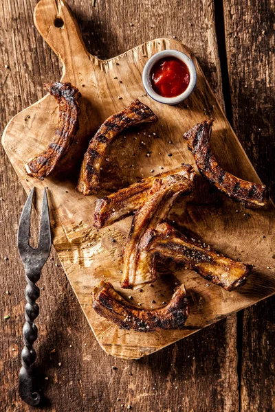 Vista Ângulo Alto Churrasco Grelhado Costelas Veado Servidas Com Molho — Fotografia de Stock