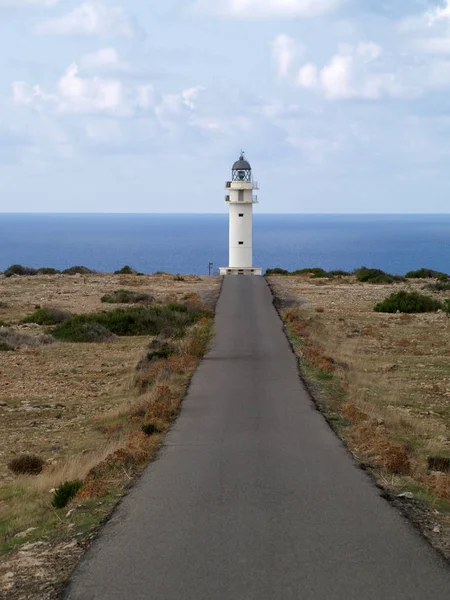 Droga Prowadzi Prosto Latarni Morskiej Hiszpańskiej Wyspie Tle Morze — Zdjęcie stockowe