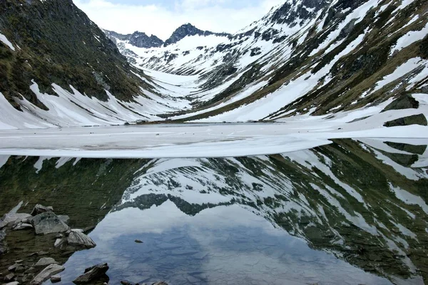 Paisaje Montaña Con Nieve Cielo Azul Claro —  Fotos de Stock